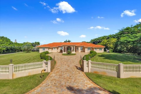 House in Miami, Florida 5 bedrooms, 502.14 sq.m. № 2082861