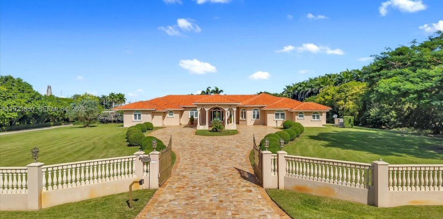 House in Miami, Florida 5 bedrooms, 502.14 sq.m. № 2082861
