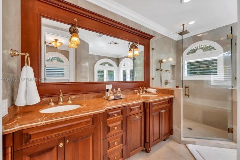 House in Miami, Florida 5 bedrooms, 502.14 sq.m. № 2082861 - photo 28