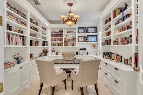 House in Miami, Florida 5 bedrooms, 502.14 sq.m. № 2082861 - photo 30