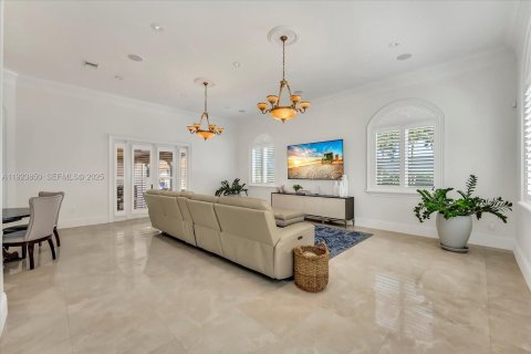 House in Miami, Florida 5 bedrooms, 502.14 sq.m. № 2082861 - photo 24