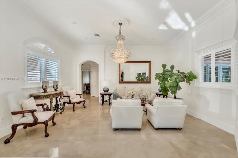 House in Miami, Florida 5 bedrooms, 502.14 sq.m. № 2082861 - photo 5
