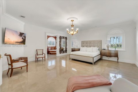 House in Miami, Florida 5 bedrooms, 502.14 sq.m. № 2082861 - photo 7
