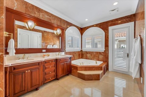 House in Miami, Florida 5 bedrooms, 502.14 sq.m. № 2082861 - photo 11