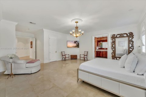 House in Miami, Florida 5 bedrooms, 502.14 sq.m. № 2082861 - photo 9