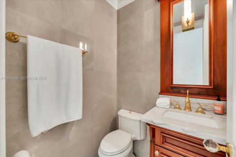 House in Miami, Florida 5 bedrooms, 502.14 sq.m. № 2082861 - photo 22