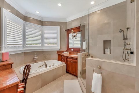 House in Miami, Florida 5 bedrooms, 502.14 sq.m. № 2082861 - photo 13