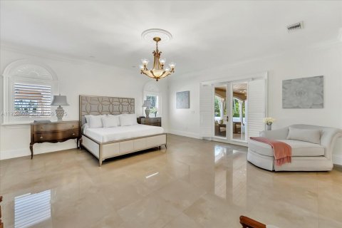 House in Miami, Florida 5 bedrooms, 502.14 sq.m. № 2082861 - photo 8
