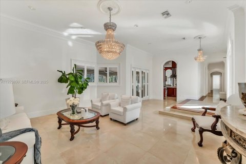 House in Miami, Florida 5 bedrooms, 502.14 sq.m. № 2082861 - photo 6