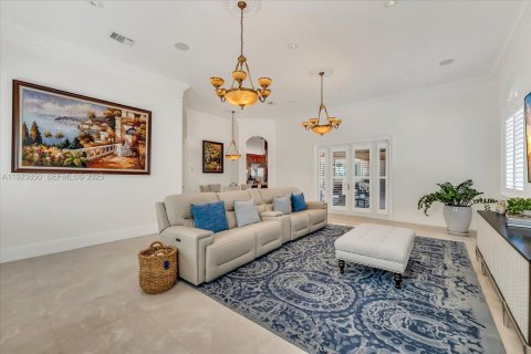 House in Miami, Florida 5 bedrooms, 502.14 sq.m. № 2082861 - photo 25