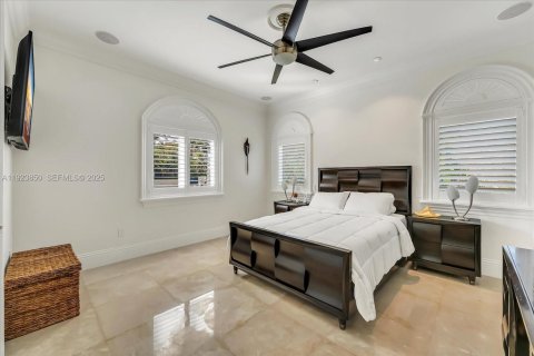 House in Miami, Florida 5 bedrooms, 502.14 sq.m. № 2082861 - photo 14