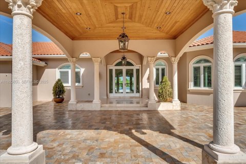 House in Miami, Florida 5 bedrooms, 502.14 sq.m. № 2082861 - photo 3