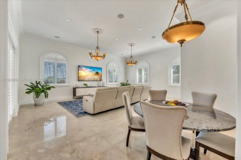 House in Miami, Florida 5 bedrooms, 502.14 sq.m. № 2082861 - photo 23