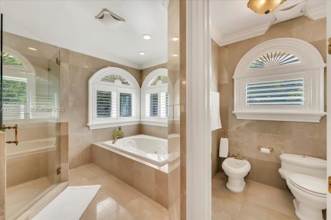 House in Miami, Florida 5 bedrooms, 502.14 sq.m. № 2082861 - photo 29
