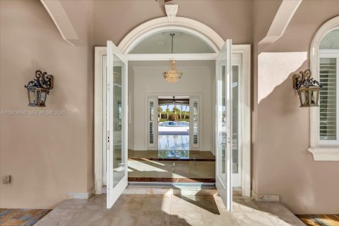 House in Miami, Florida 5 bedrooms, 502.14 sq.m. № 2082861 - photo 4
