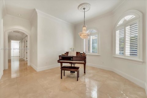 House in Miami, Florida 5 bedrooms, 502.14 sq.m. № 2082861 - photo 17