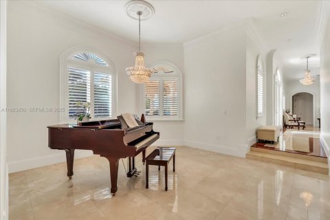 House in Miami, Florida 5 bedrooms, 502.14 sq.m. № 2082861 - photo 18