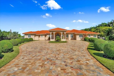 House in Miami, Florida 5 bedrooms, 502.14 sq.m. № 2082861 - photo 2