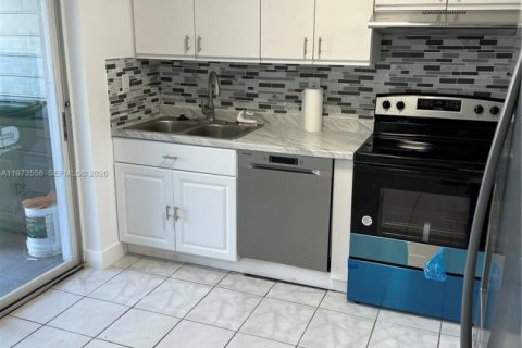 Casa en venta en Miami, Florida, 2 dormitorios, 79.15 m2 № 2041430 - foto 3