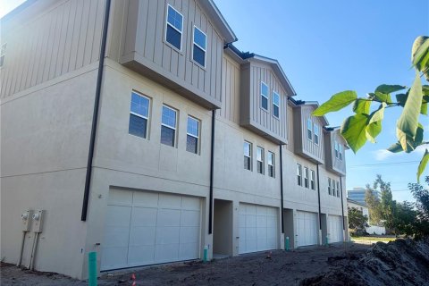 Townhouse in Tampa, Florida 4 bedrooms, 220.83 sq.m. № 2221467