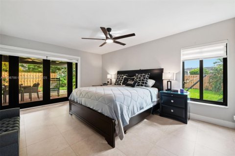 House in Miami, Florida 5 bedrooms, 195.84 sq.m. № 1952402 - photo 12