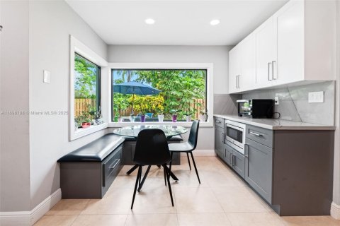 House in Miami, Florida 5 bedrooms, 195.84 sq.m. № 1952402 - photo 11