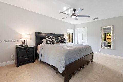 House in Miami, Florida 5 bedrooms, 195.84 sq.m. № 1952402 - photo 14