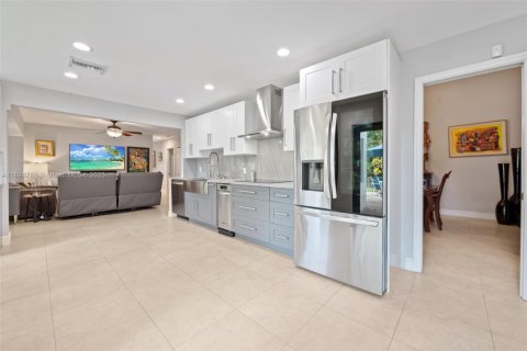 House in Miami, Florida 5 bedrooms, 195.84 sq.m. № 1952402 - photo 9