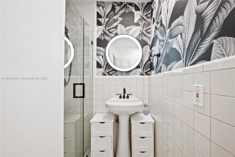 House in Miami, Florida 5 bedrooms, 195.84 sq.m. № 1952402 - photo 25