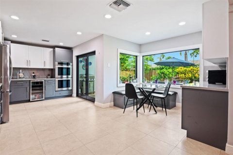 House in Miami, Florida 5 bedrooms, 195.84 sq.m. № 1952402 - photo 10