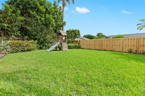 House in Miami, Florida 5 bedrooms, 195.84 sq.m. № 1952402 - photo 30