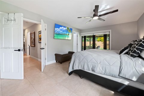 House in Miami, Florida 5 bedrooms, 195.84 sq.m. № 1952402 - photo 13