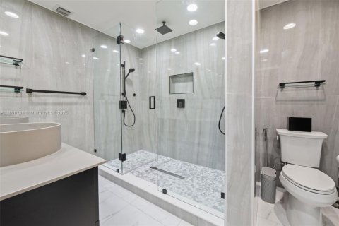 House in Miami, Florida 5 bedrooms, 195.84 sq.m. № 1952402 - photo 17