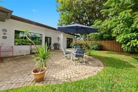 House in Miami, Florida 5 bedrooms, 195.84 sq.m. № 1952402 - photo 28