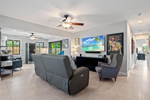 House in Miami, Florida 5 bedrooms, 195.84 sq.m. № 1952402 - photo 6