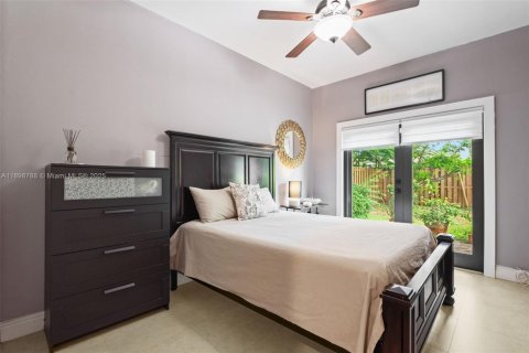 House in Miami, Florida 5 bedrooms, 195.84 sq.m. № 1952402 - photo 19