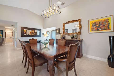 House in Miami, Florida 5 bedrooms, 195.84 sq.m. № 1952402 - photo 4