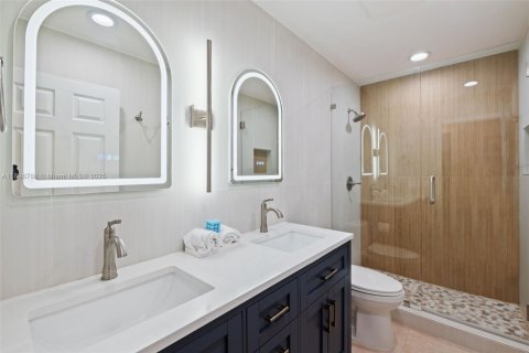 House in Miami, Florida 5 bedrooms, 195.84 sq.m. № 1952402 - photo 20