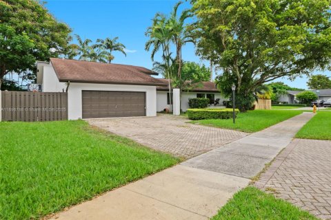 House in Miami, Florida 5 bedrooms, 195.84 sq.m. № 1952402 - photo 1