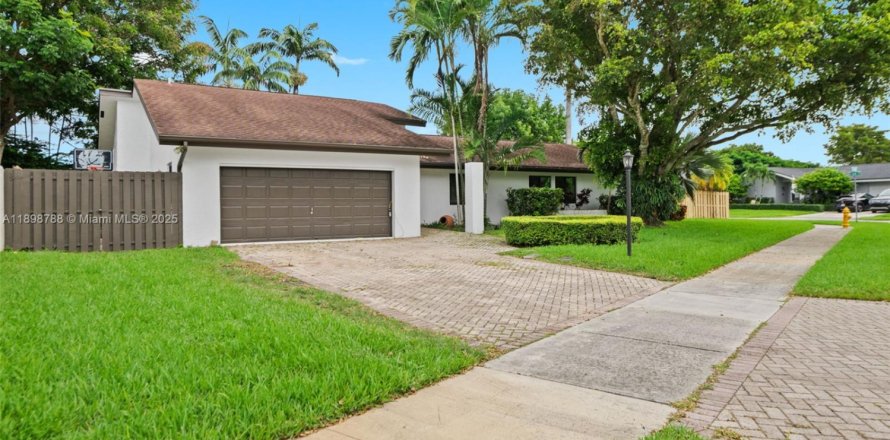 House in Miami, Florida 5 bedrooms, 195.84 sq.m. № 1952402