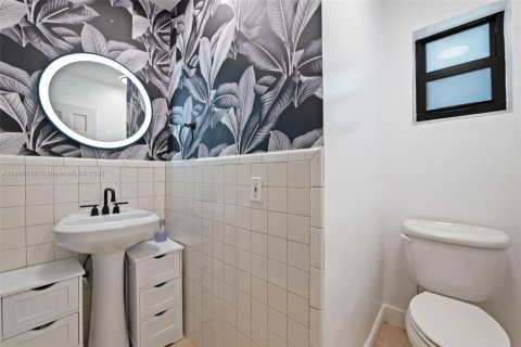 House in Miami, Florida 5 bedrooms, 195.84 sq.m. № 1952402 - photo 26