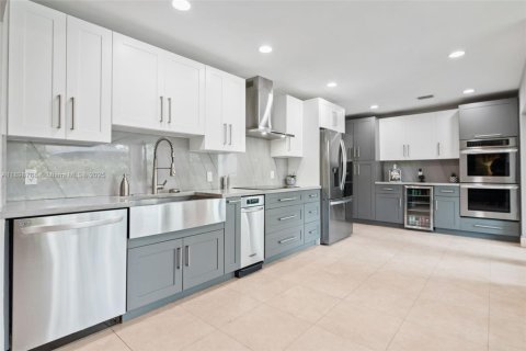 House in Miami, Florida 5 bedrooms, 195.84 sq.m. № 1952402 - photo 8