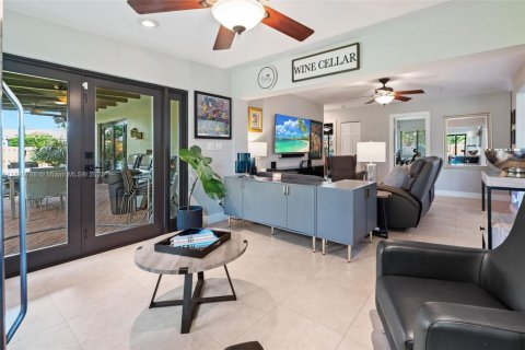 House in Miami, Florida 5 bedrooms, 195.84 sq.m. № 1952402 - photo 7