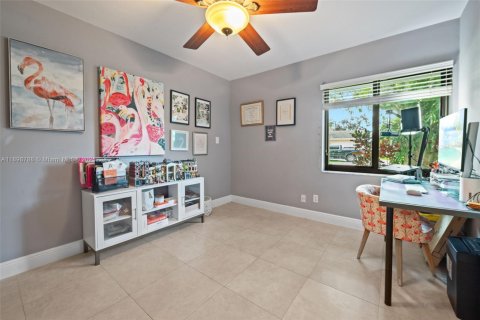 House in Miami, Florida 5 bedrooms, 195.84 sq.m. № 1952402 - photo 23