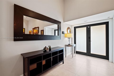 House in Miami, Florida 5 bedrooms, 195.84 sq.m. № 1952402 - photo 3