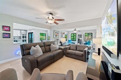House in Miami, Florida 5 bedrooms, 195.84 sq.m. № 1952402 - photo 5