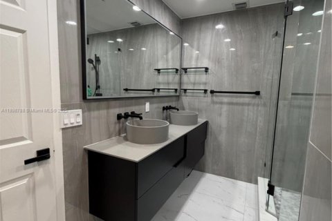 House in Miami, Florida 5 bedrooms, 195.84 sq.m. № 1952402 - photo 18