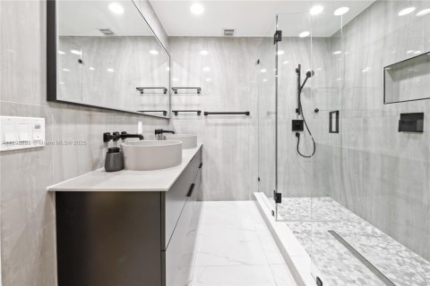 House in Miami, Florida 5 bedrooms, 195.84 sq.m. № 1952402 - photo 16