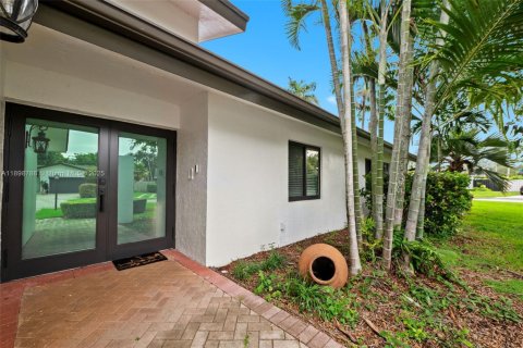 House in Miami, Florida 5 bedrooms, 195.84 sq.m. № 1952402 - photo 2