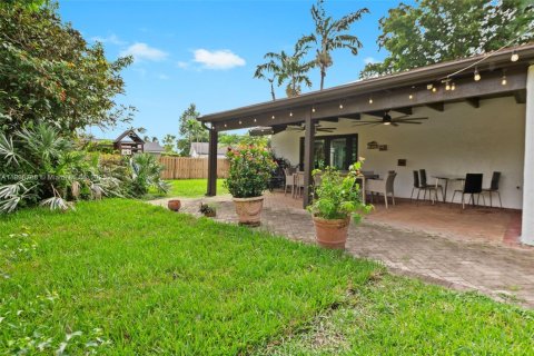 House in Miami, Florida 5 bedrooms, 195.84 sq.m. № 1952402 - photo 29